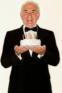 拿着生日蛋糕的老人背景图片