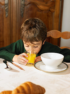 喝橙汁的男孩图片