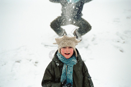 在雪地里玩耍的孩子们背景图片
