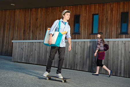 年轻人玩滑板去购物图片