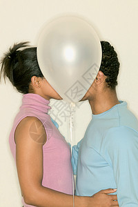 接吻的年轻夫妇图片