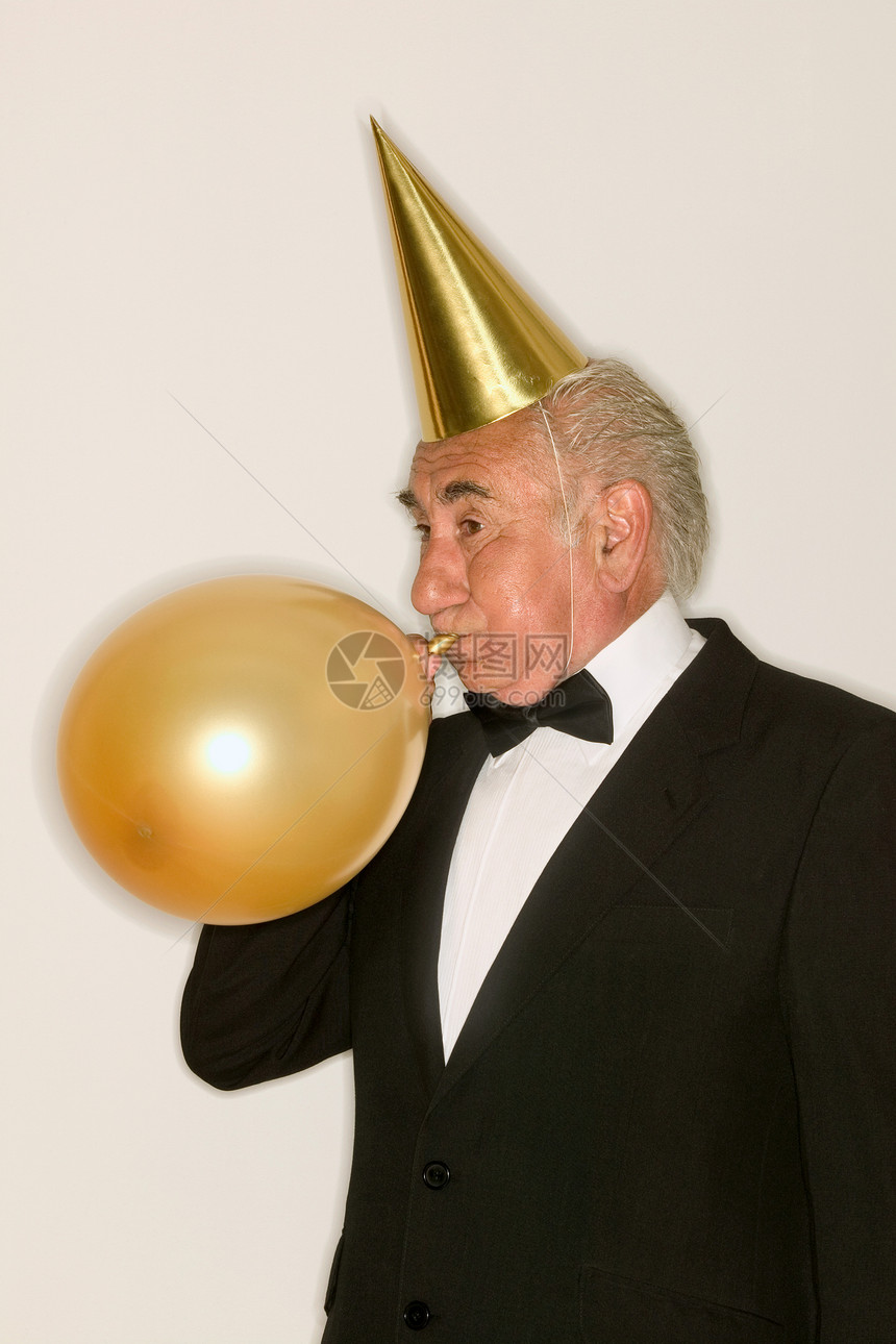 吹气球的老人图片