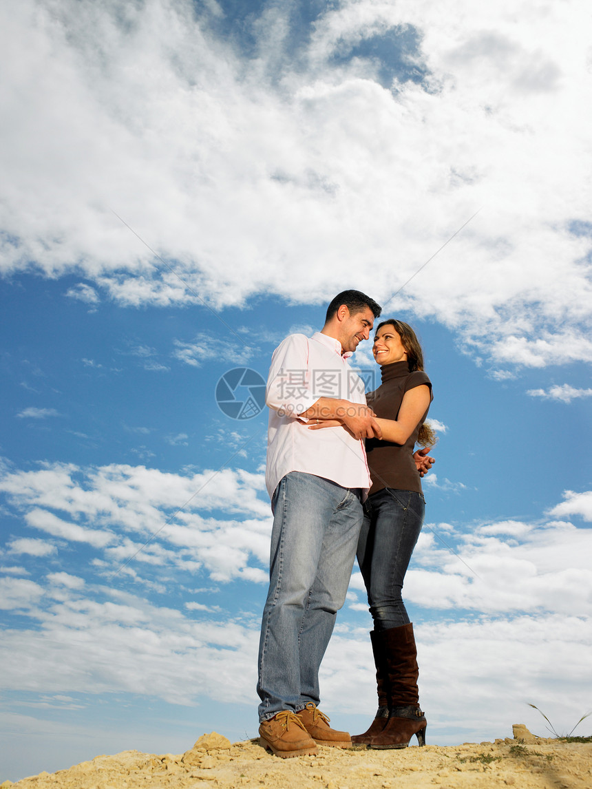 在山顶拥抱的情侣图片