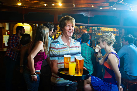 一群年轻人在酒吧喝酒图片