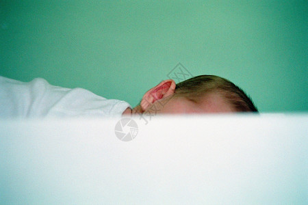躺下的婴儿背景图片