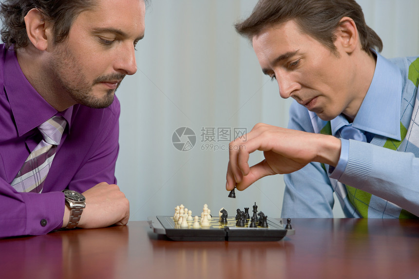 在下棋的上班族图片