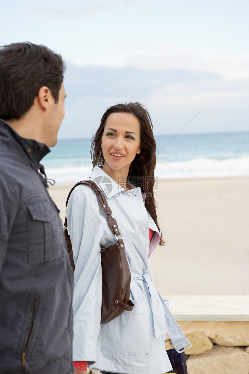 在海边散步的年轻夫妇图片