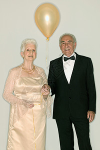 拿着气球的老年夫妇图片