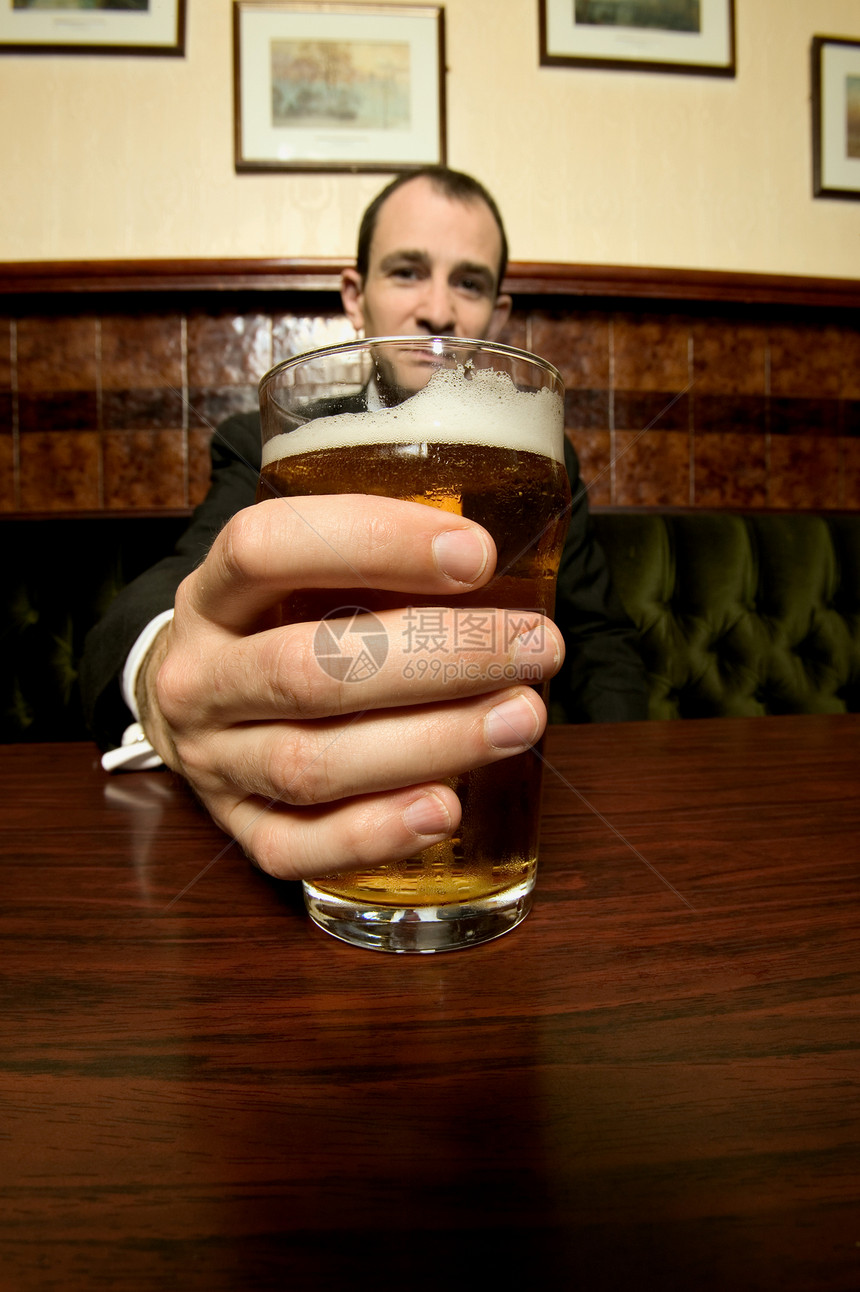 喝啤酒的商人图片