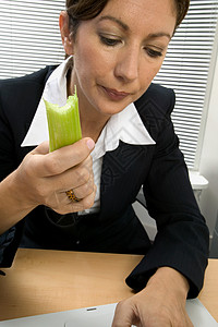 吃芹菜的女商人图片
