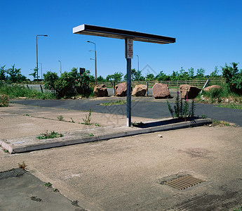 废弃加油站图片