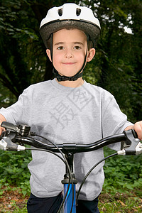 一个学骑自行车的男孩图片