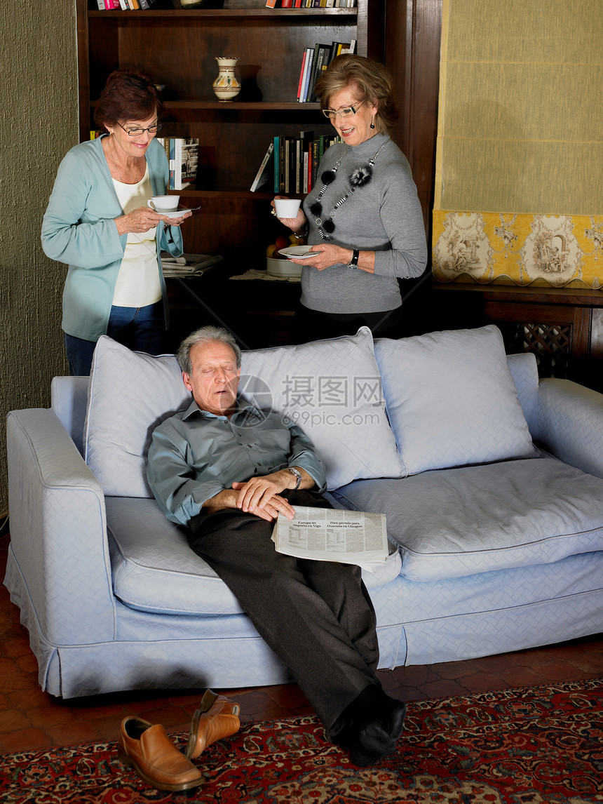 在喝茶的两位老年妇女图片