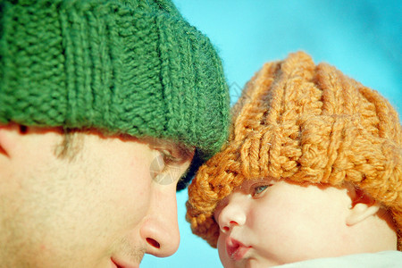 戴羊毛帽的父亲和婴儿图片