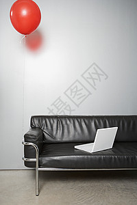 电脑气球气球和笔记本放在沙发上背景