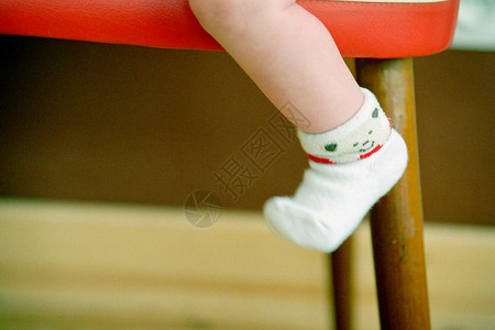 椅子脚穿袜子的婴儿脚背景