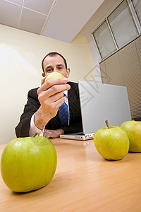 拿着苹果的商人图片