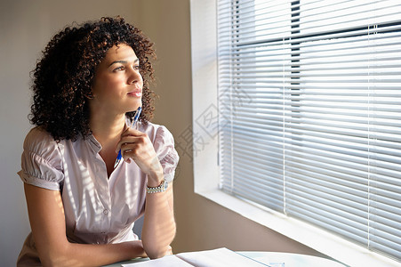 年轻的女人在思考图片