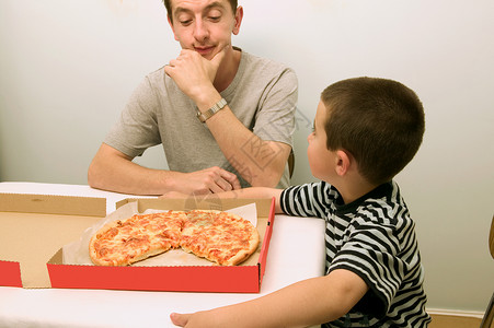 爸爸和儿子在看披萨图片