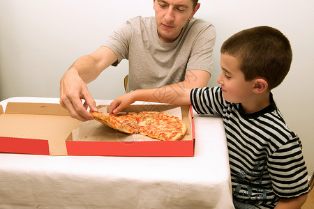 父子俩吃比萨饼背景图片