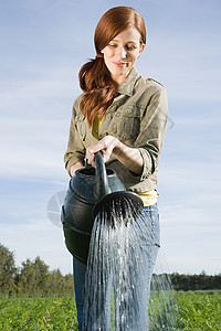 浇水的年轻女子图片