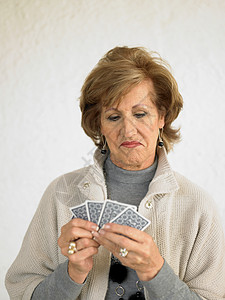 在打牌的老太太图片