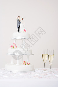 小杯蛋糕婚礼蛋糕和香槟背景