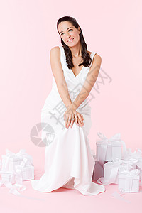 新娘带着结婚礼物坐着图片
