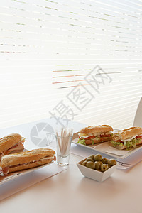 咖啡馆桌上的三明治阿利坎特背景图片