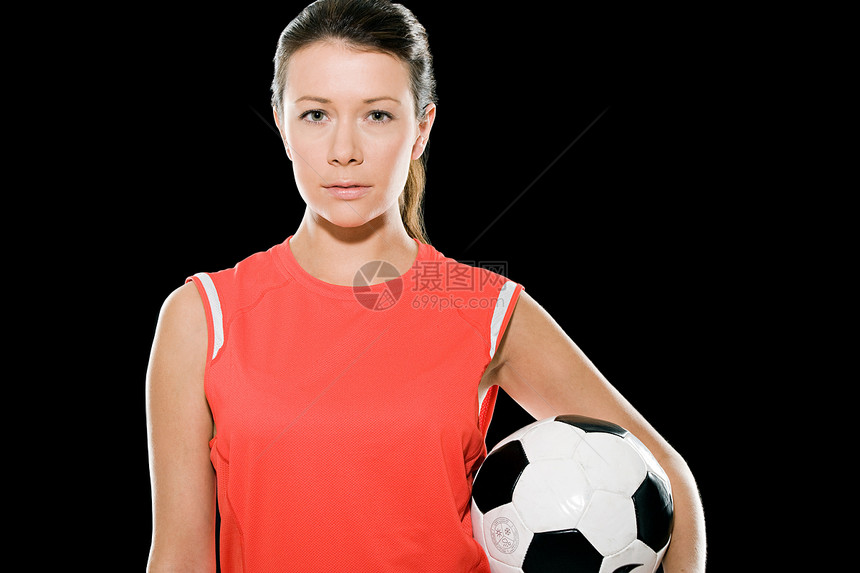 拿着足球的女足球运动员图片