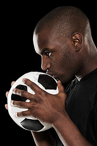接吻足球的足球运动员图片