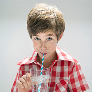 用吸管喝水的男孩图片