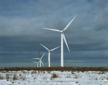 雪地里的风力涡轮机图片
