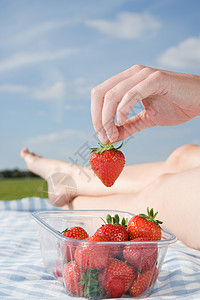 草莓分体泳装拿草莓的人背景