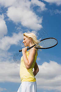 拿网球拍的年轻女子图片
