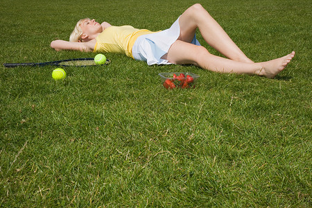 躺下的网球运动员背景图片