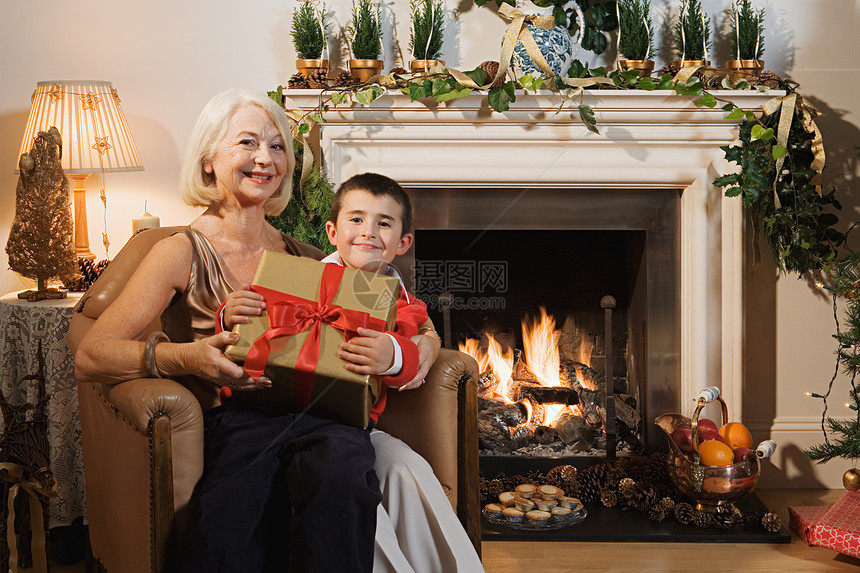 圣诞节的祖母和孙子图片