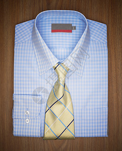 折叠衬衫和领带图片