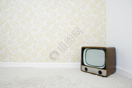 房间角落的复古电视和图案壁纸图片