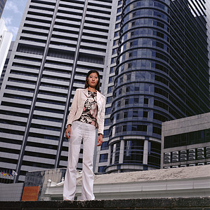 站在摩天大楼附近的女人图片