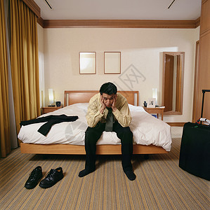 酒店房间里无聊的商人图片