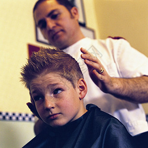 带刺的头发理发店的男孩背景