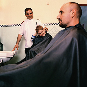 男孩和男人在理发店图片