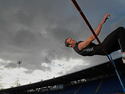 男跳高运动员图片