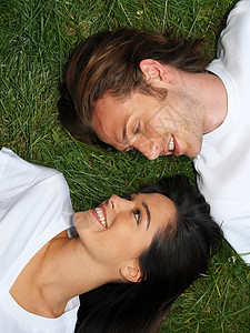 在草地上休息的年轻夫妇图片