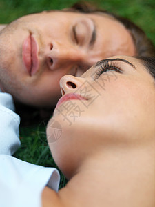 睡在田里的年轻夫妇图片