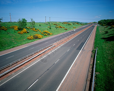 穿越乡村的道路图片