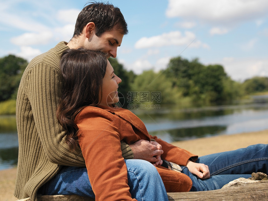 坐在湖边的年轻夫妇图片