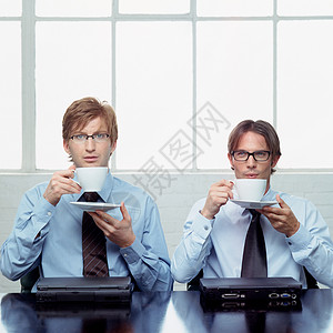 在喝咖啡休的两个商人图片