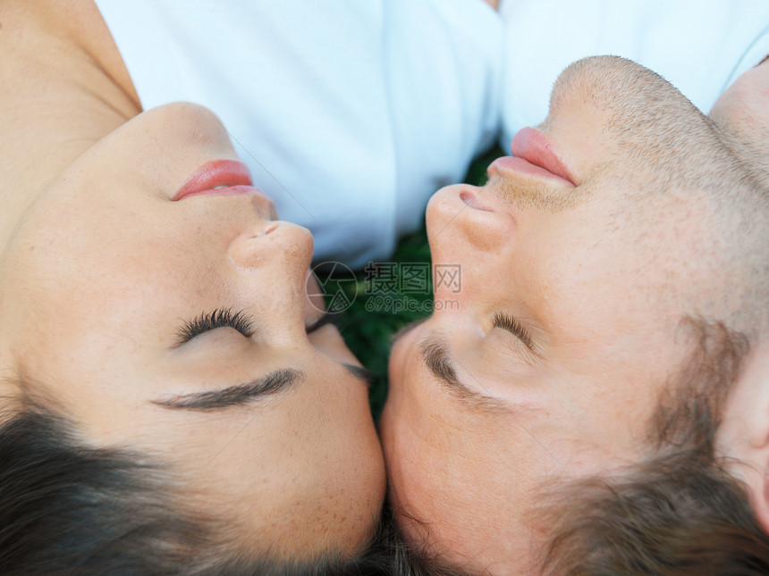 睡在田里的年轻夫妇图片